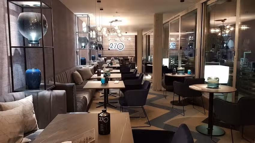 270&ordm; SkyBar