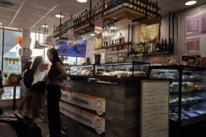 A Vaqui&ntilde;a Marela &ndash; Trady&rsquo;s Station Cafeter&iacute;a, Bar y Supermercado