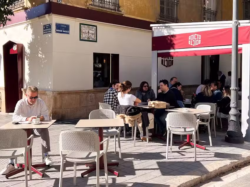 Adicto y Adicta &ndash; Cafeter&iacute;a