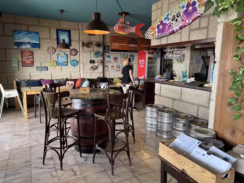 Agua Caf&eacute; Tapas-Music-Bar