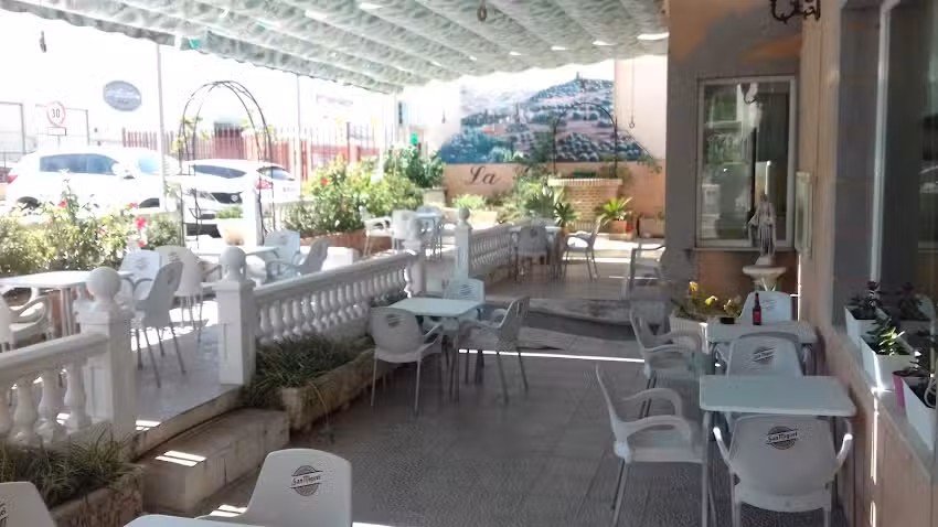 Aparta-Hotel Cafeter&iacute;a Restaurante La Torre