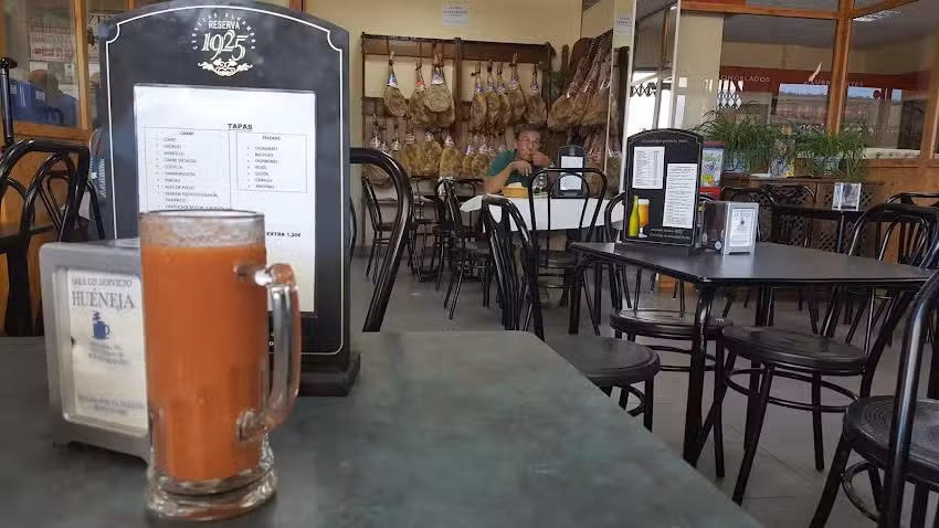 &Aacute;rea De Servicio Hu&eacute;neja &ndash; Bar y Gasolinera