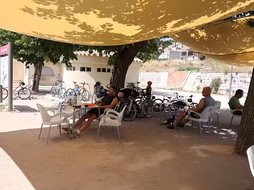 Bar Antiga estaci&oacute; de Bot