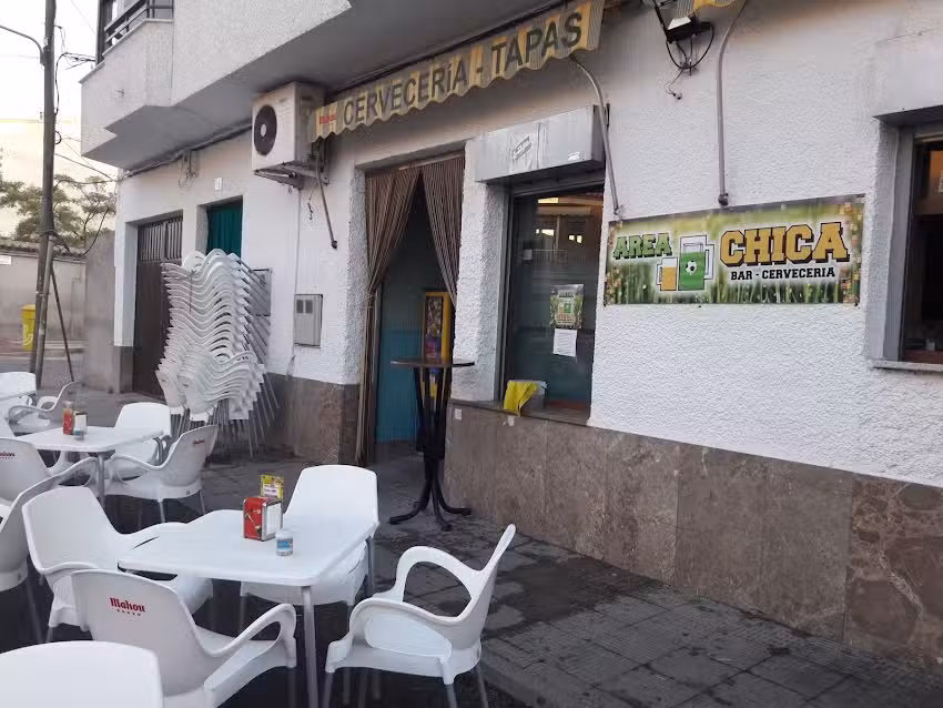 Bar Area Chica