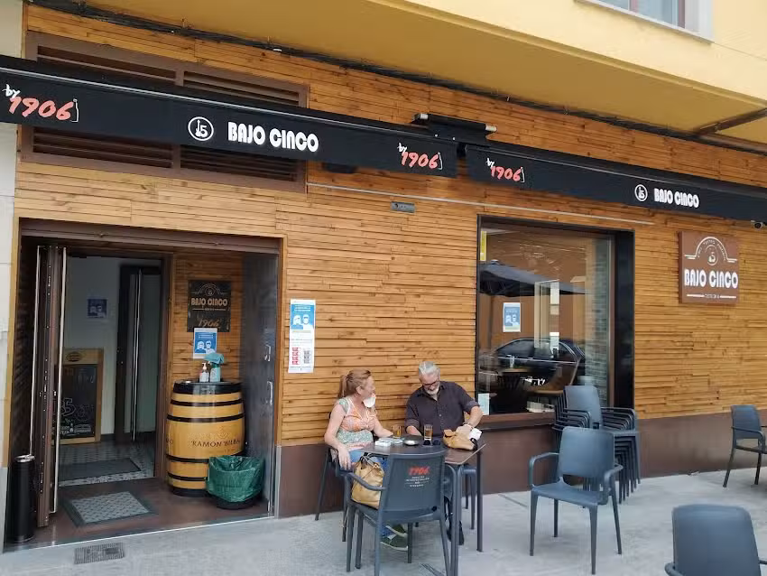 Bar Bajo Cinco