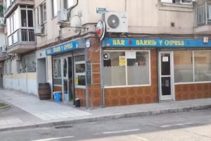 Bar Barril y Cipr&eacute;s