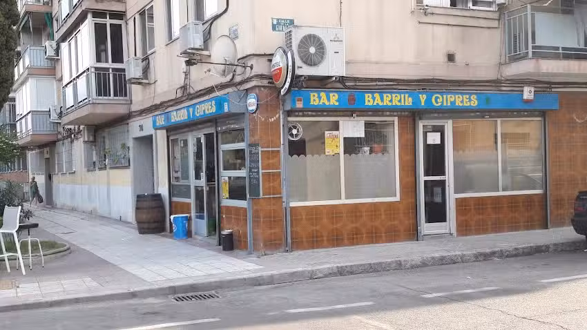 Bar Barril y Cipr&eacute;s