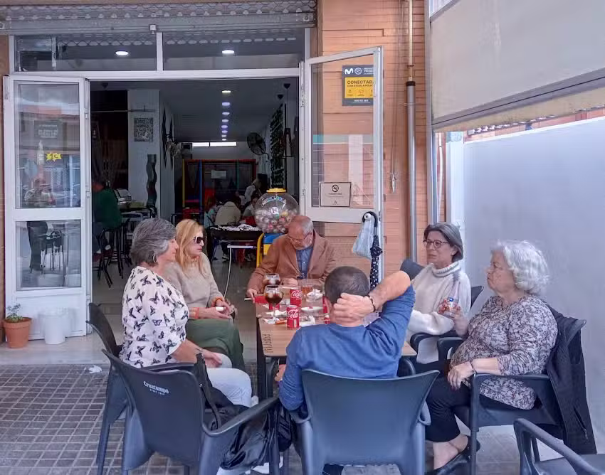 Bar Caf&eacute; AK&Iacute; ME KEDO