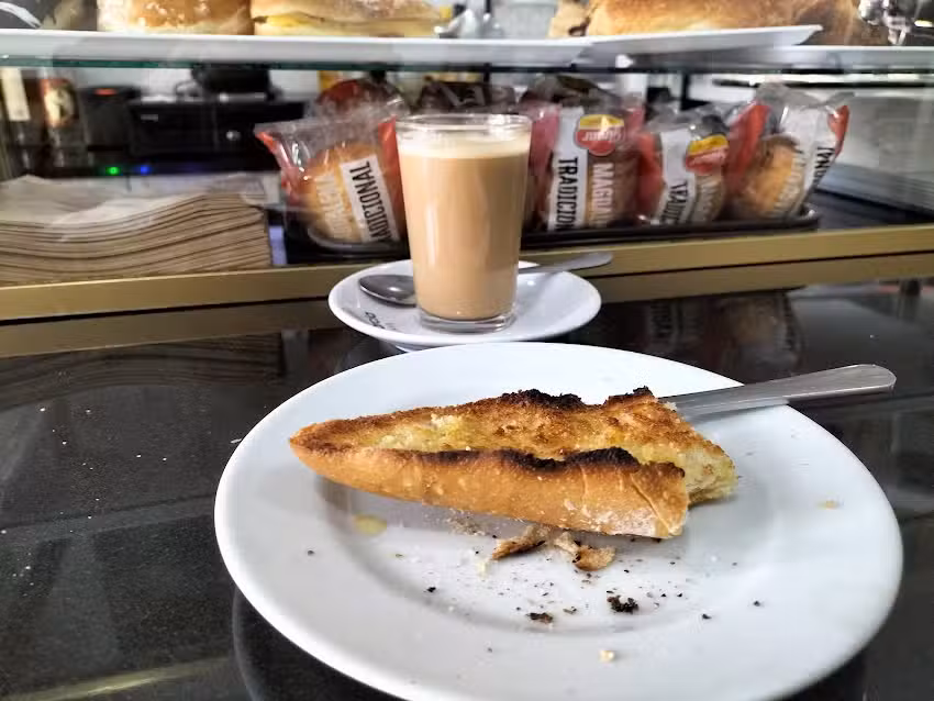 Bar Caf&eacute; con Leche