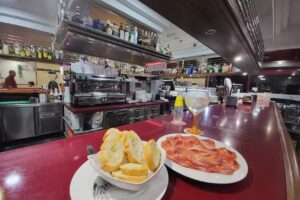 Bar Cafeter&iacute;a El Faro