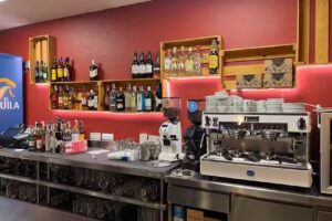 Bar Cafeter&iacute;a El Menor venta de pollos asados y comida casera para llevar