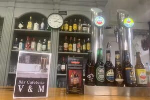 Bar Cafeter&iacute;a V & M