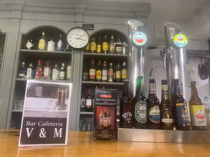 Bar Cafeter&iacute;a V & M