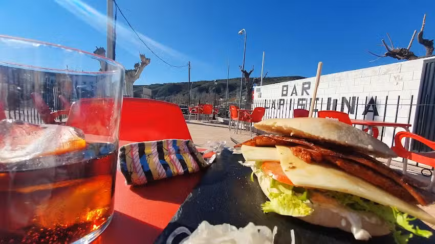 Bar la piscina