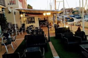 Bar marina club