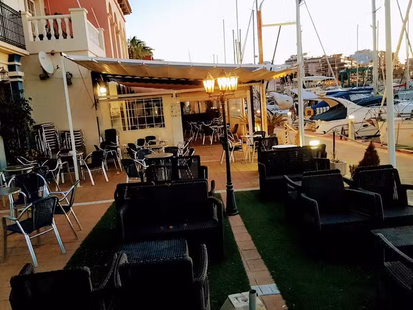 Bar marina club