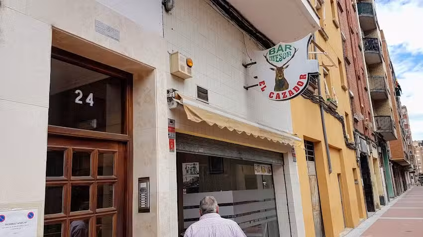 Bar mes&oacute;n el cazador