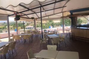 Bar-piscina cuevas del campo