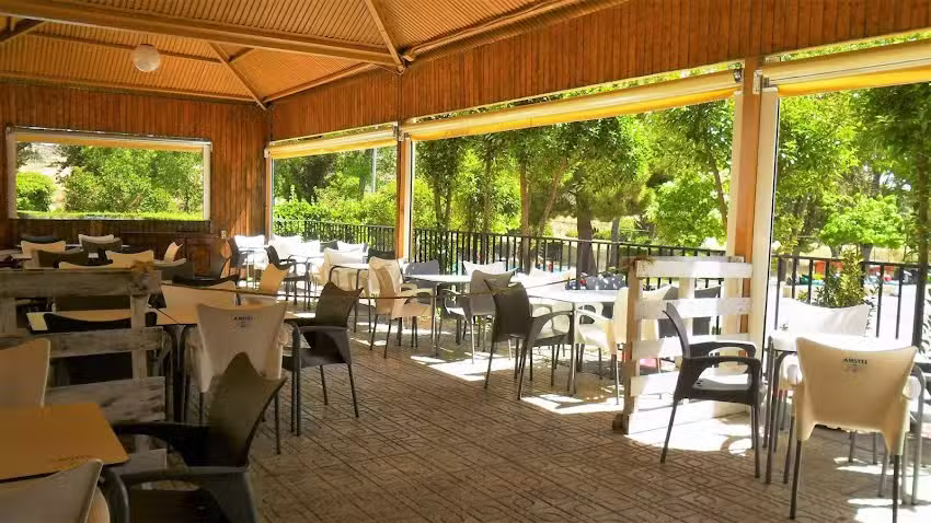 Bar Restaurante El Refugio Del Abuelo. Terraza De Verano, Piscina.