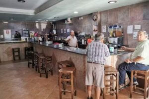 Bar Restaurante H&ordm;nos Bayonas y Despacho de Loteria y Apuestas Del Estado.