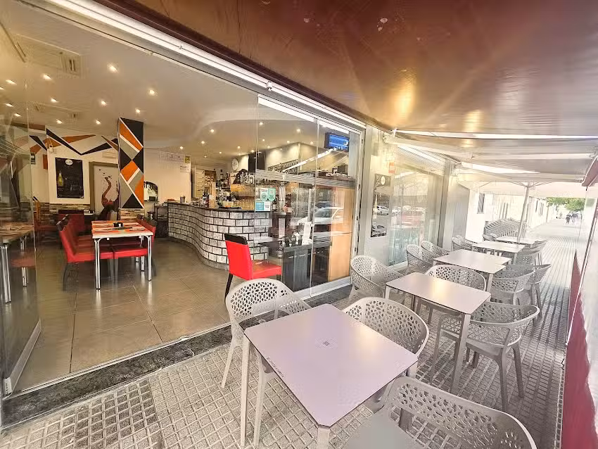 Bar restaurante Taper&iacute;a deCai