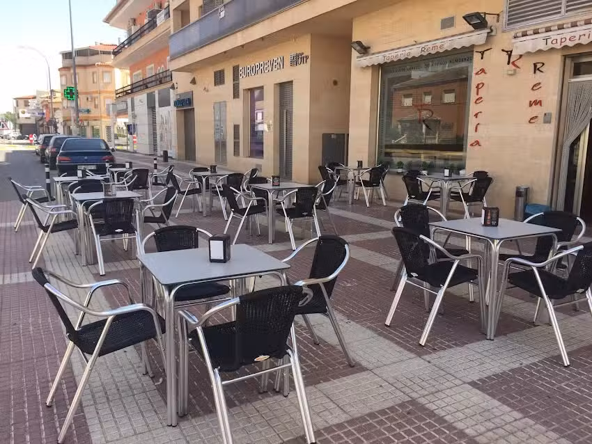 Bar restaurante Taper&iacute;a Reme