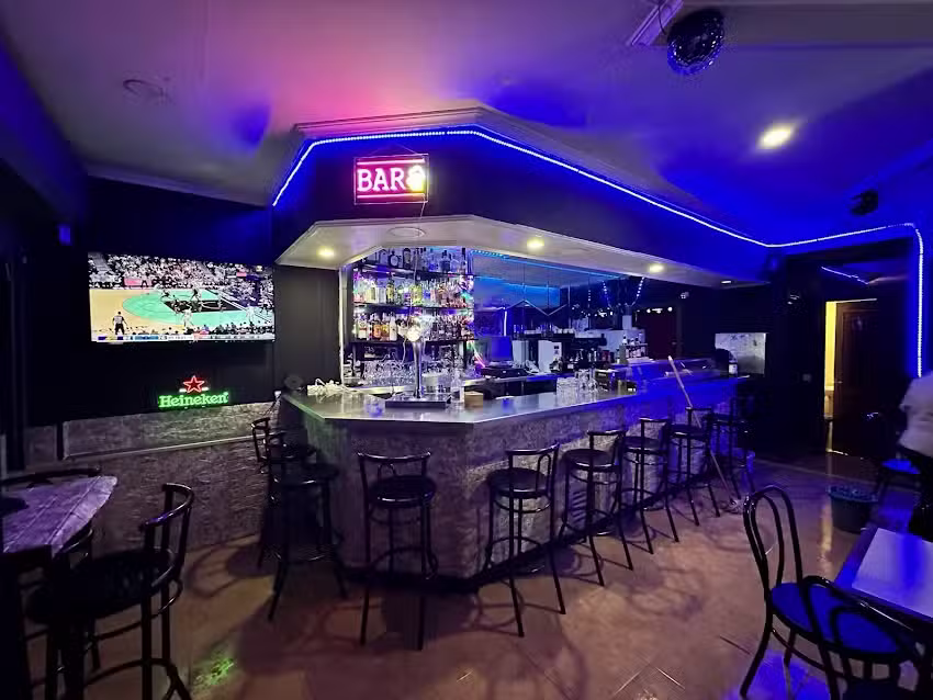 Bar sube y baja latino