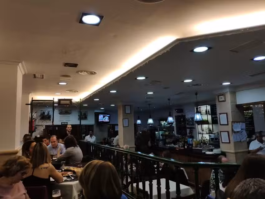 Bar Taper&iacute;a Entre Ca&ntilde;as y Vinos.