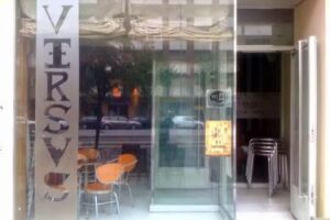 Bar Versus Caf&eacute; & Copas