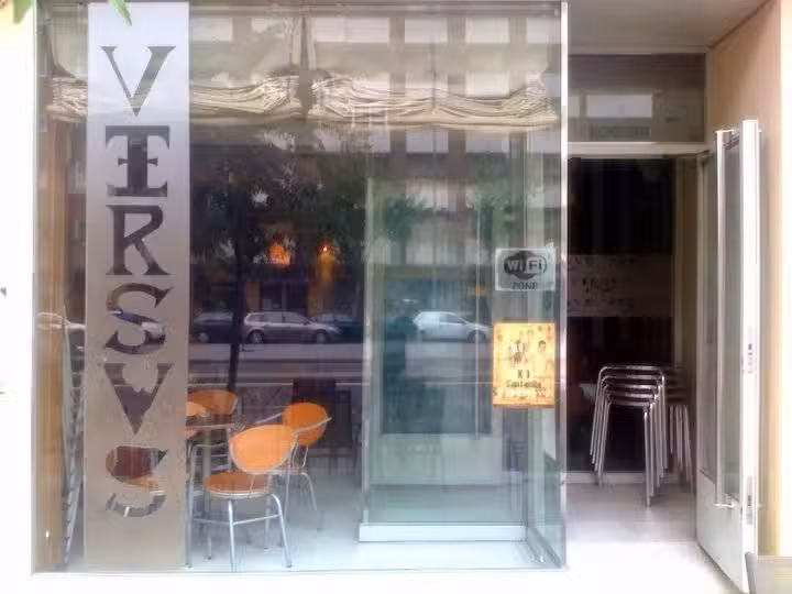 Bar Versus Caf&eacute; & Copas