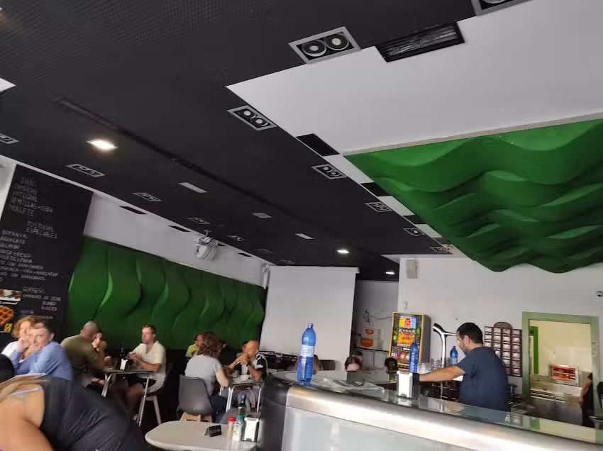 Botanik &ndash; Caf&eacute; Pub