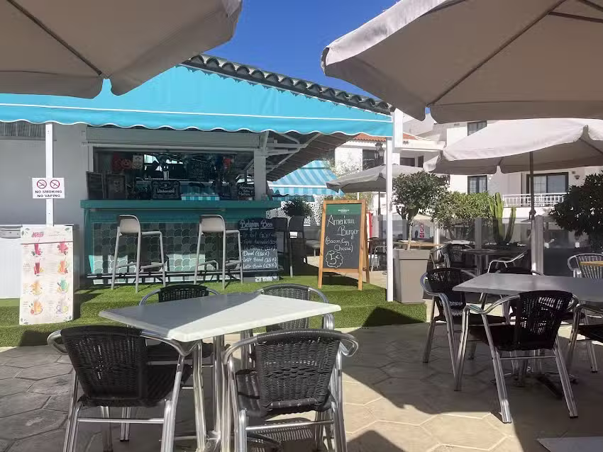 Cabana Family pool bar