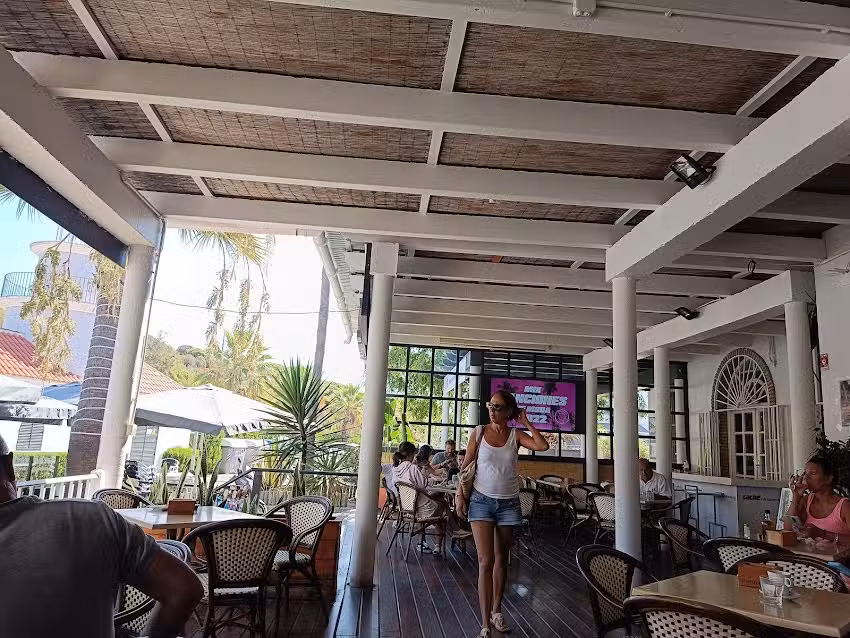 Cach&eacute; Lounge