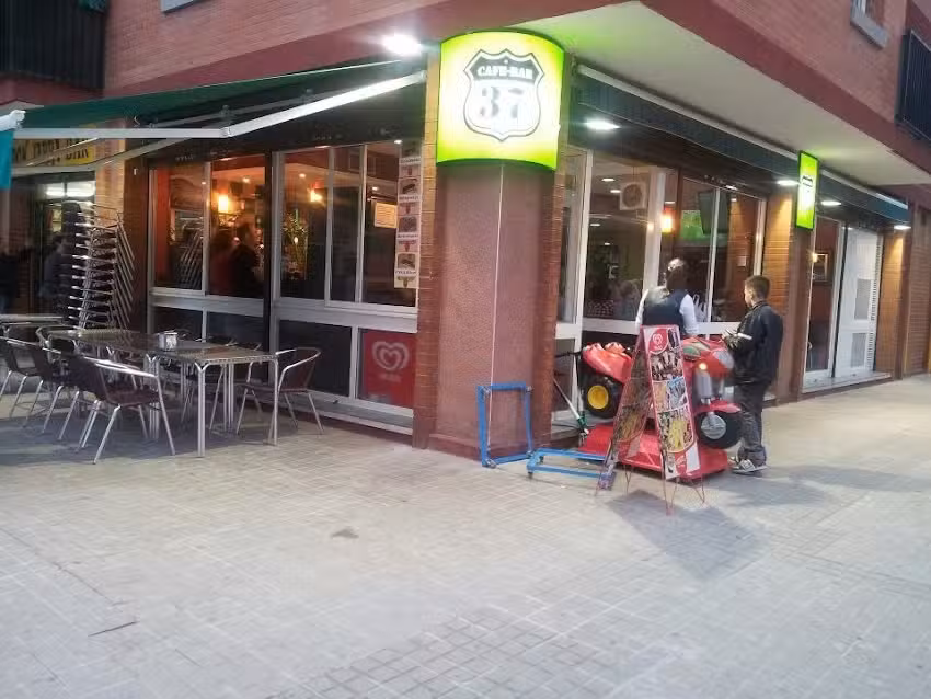 CAFE-BAR 37