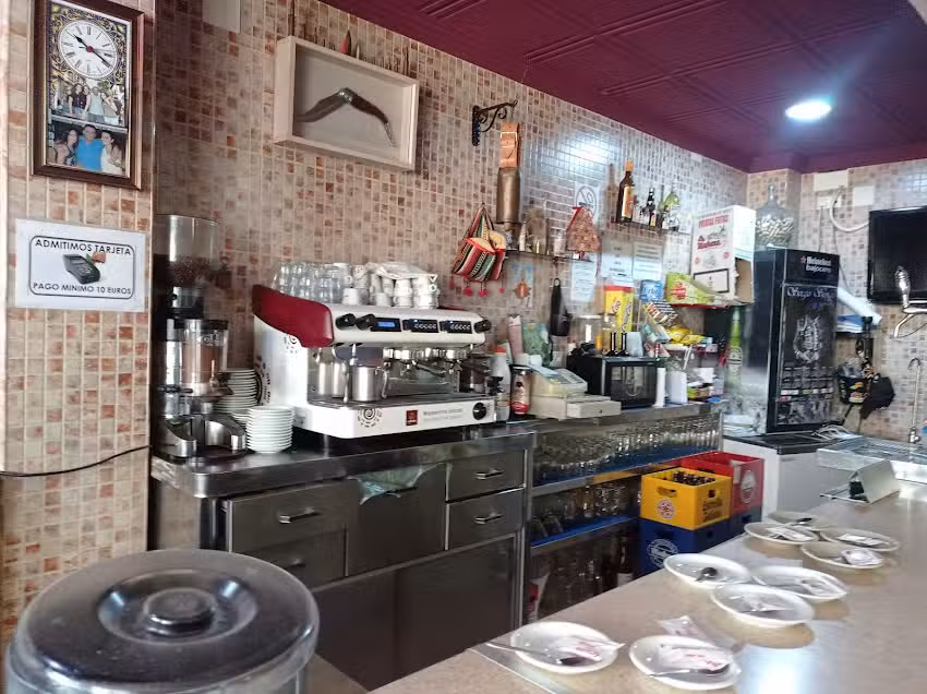 Caf&eacute; Bar