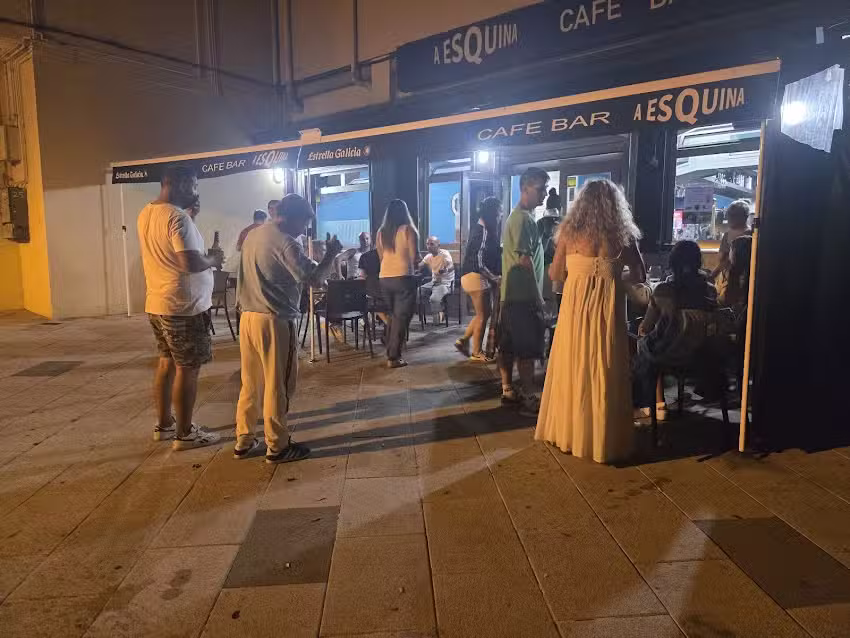 Caf&eacute; bar a esquina