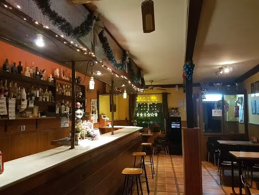 CAF&Eacute;-BAR BB+
