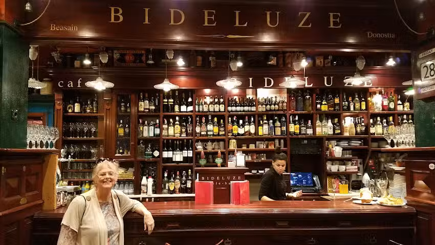 CAF&Eacute; BAR BIDELUZE