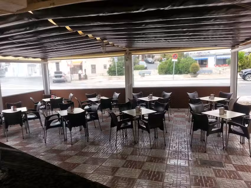Cafe Bar El Cruce Rusty