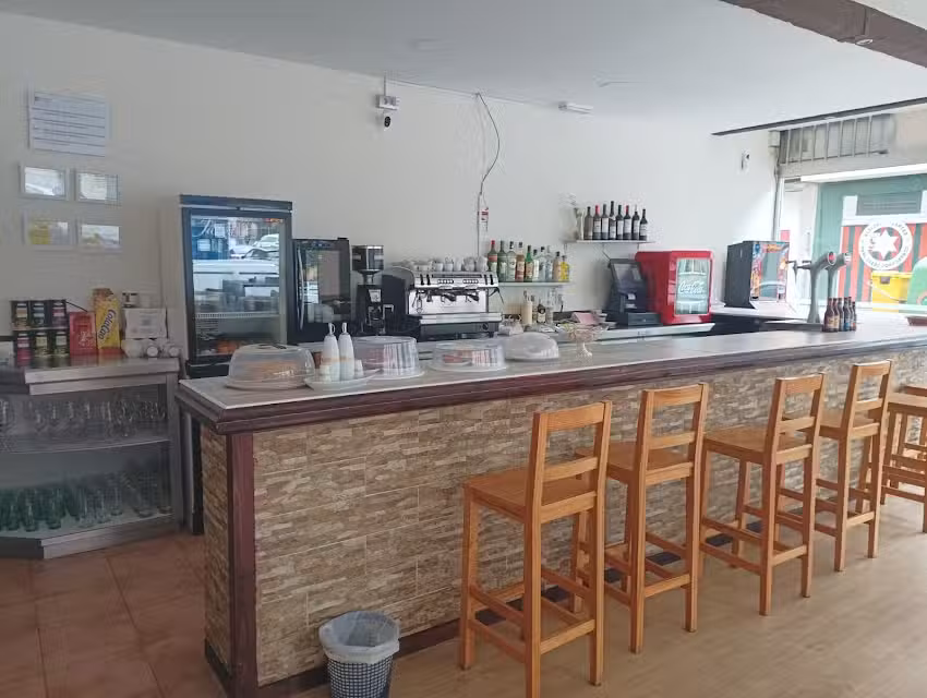 Caf&eacute;-bar Jazm&iacute;n