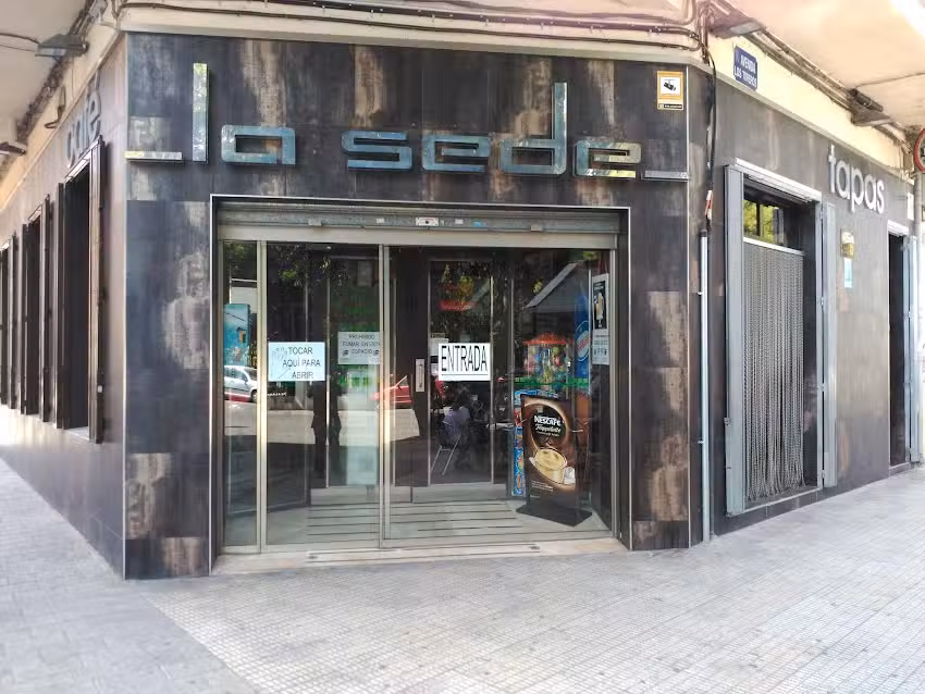 caf&eacute;-bar _la sede_.