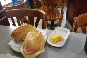 Caf&eacute; Bar Le&oacute;n