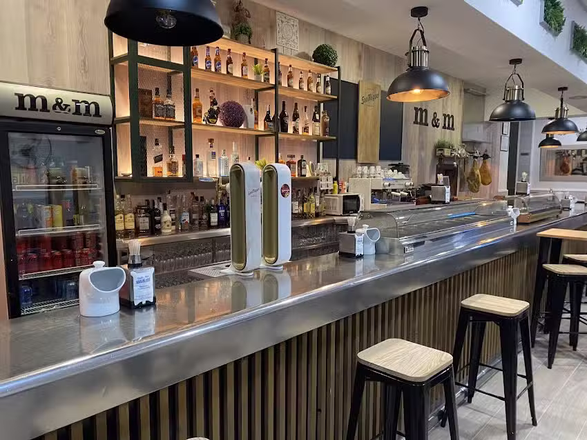 Caf&eacute; Bar m & m