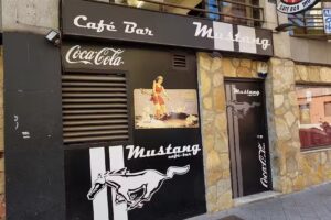Caf&eacute; Bar Mustang