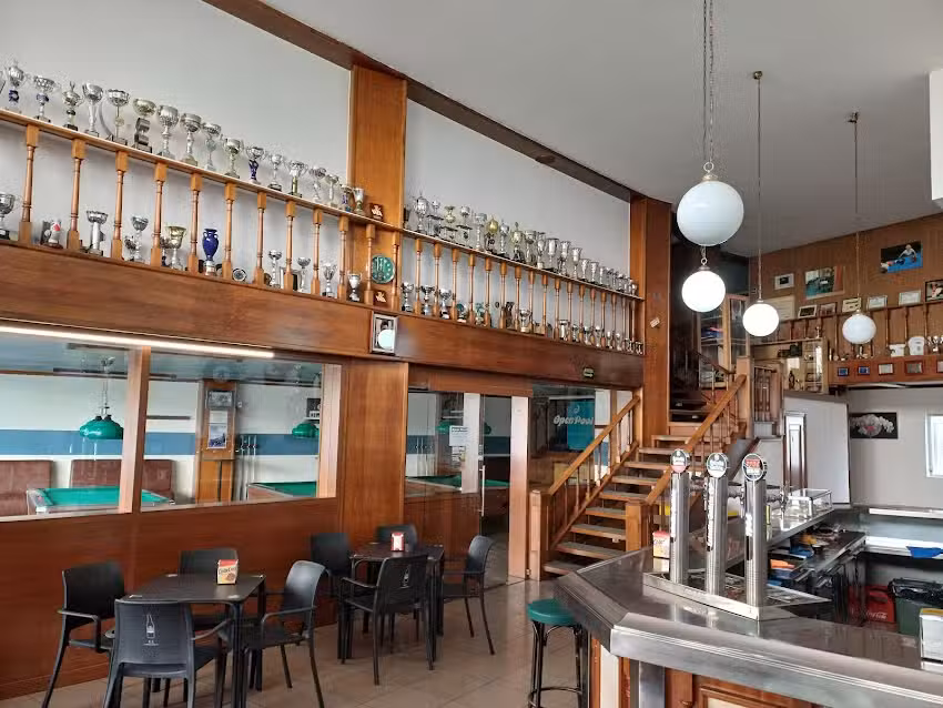 Caf&eacute; &ndash; Bar Open Pool