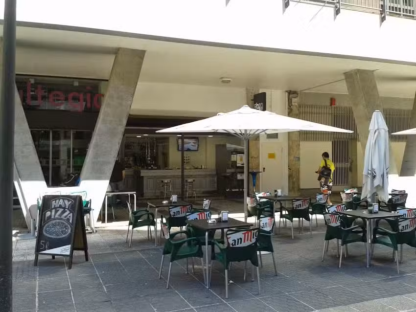 Caf&eacute; &ndash; Bar Plaza
