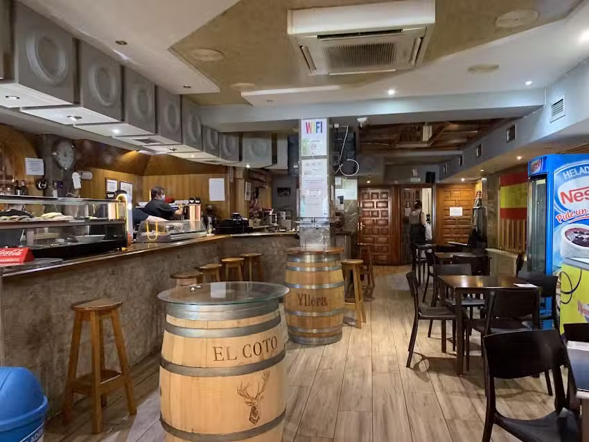 Caf&eacute; Bar Vine Tree