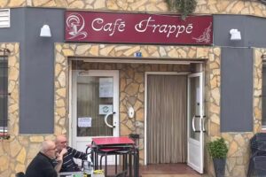 Caf&eacute; Frapp&eacute;.