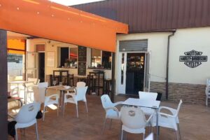 Caf&eacute; Harleys bar