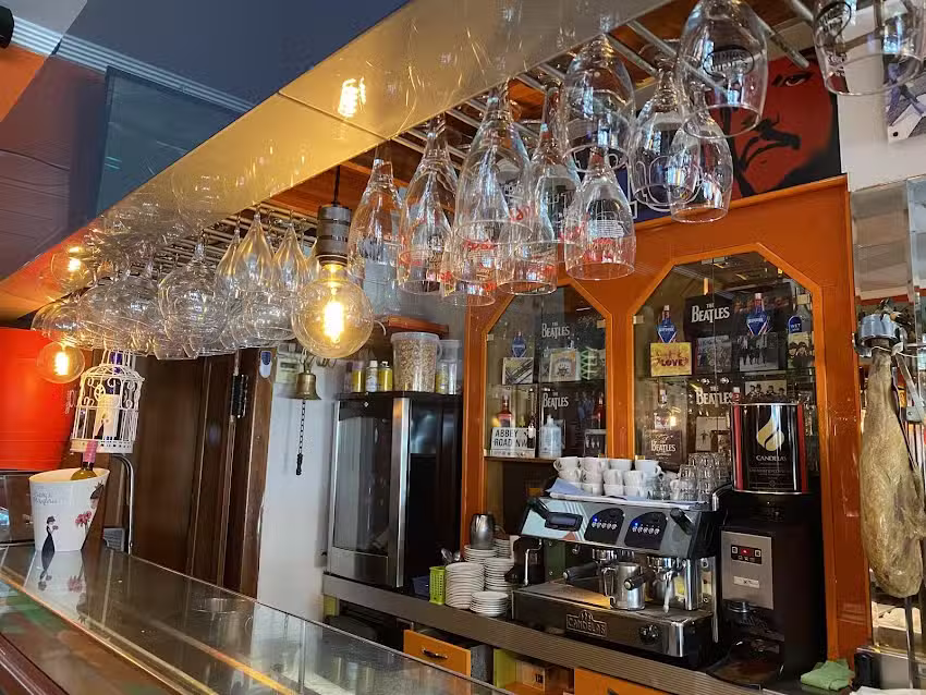 Caf&eacute; &ndash; Kebab Pino Rojo